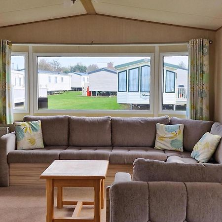 8 Berth Caravan For Hire At Manor Park Near To A Great Beach Ref 23041C Hunstanton Bagian luar foto