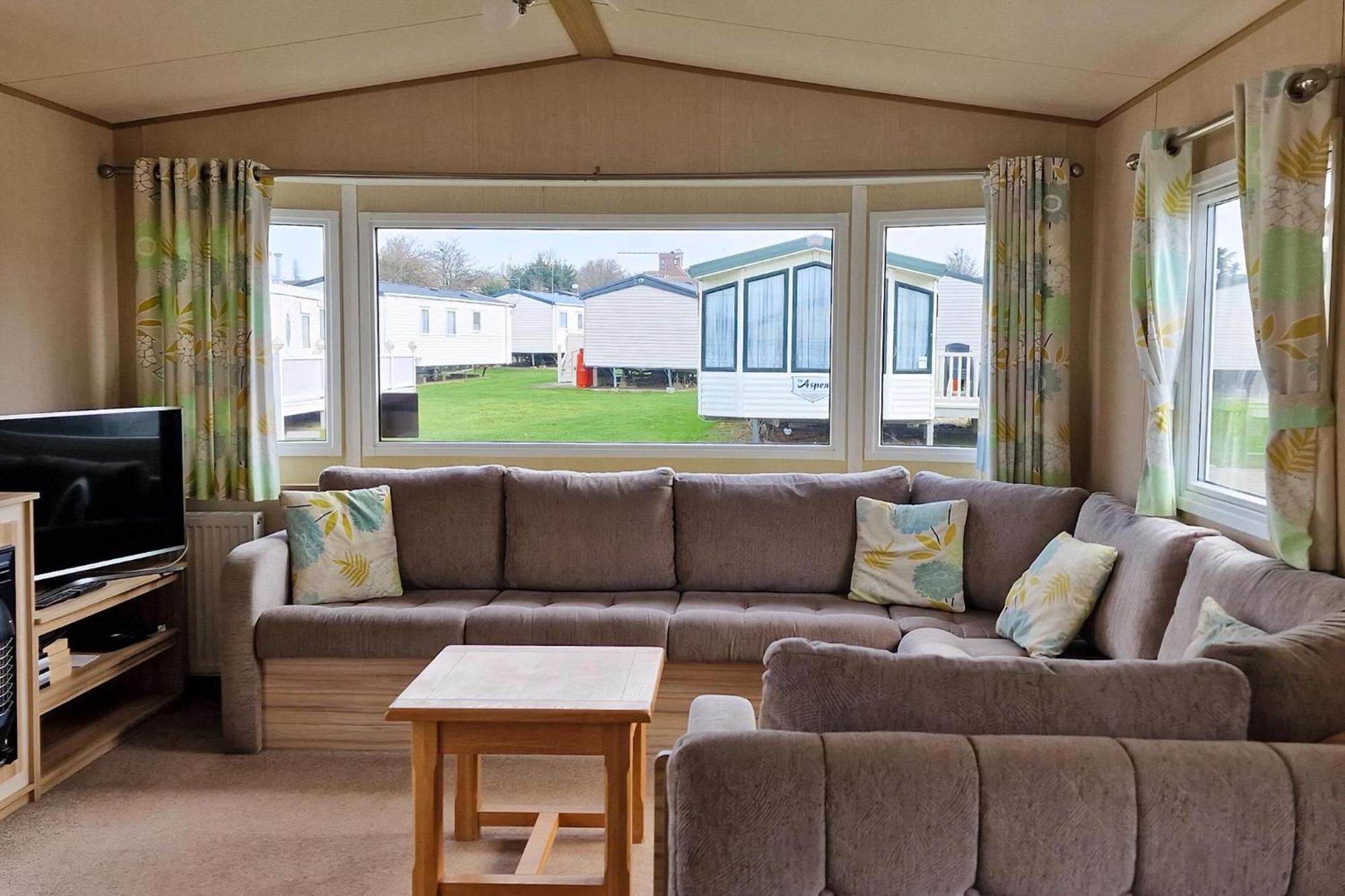 8 Berth Caravan For Hire At Manor Park Near To A Great Beach Ref 23041C Hunstanton Bagian luar foto
