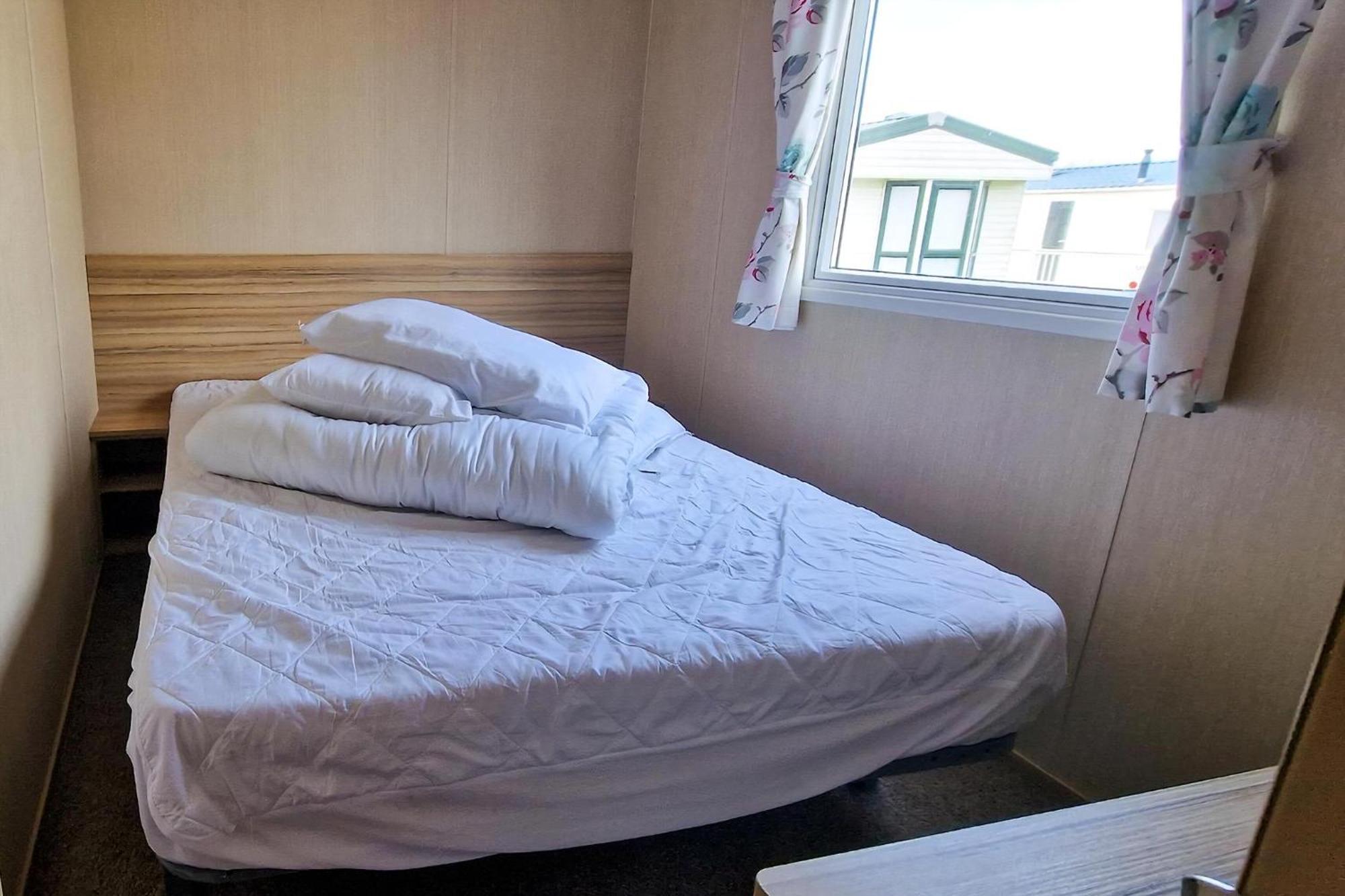 8 Berth Caravan For Hire At Manor Park Near To A Great Beach Ref 23041C Hunstanton Bagian luar foto